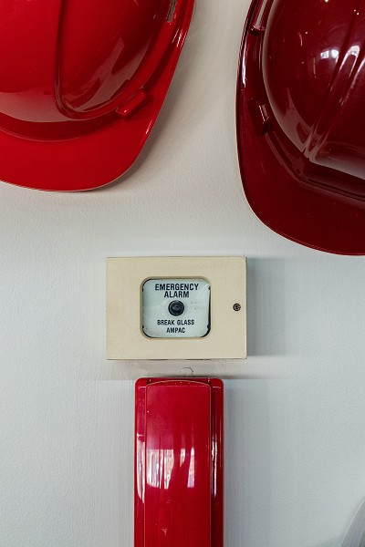 2 casques de protection rouges et 1 alarme