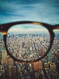 Lunettes de vue qui regardent vers la ville