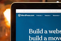Ordinateur ouvert sur un site internet WordPress