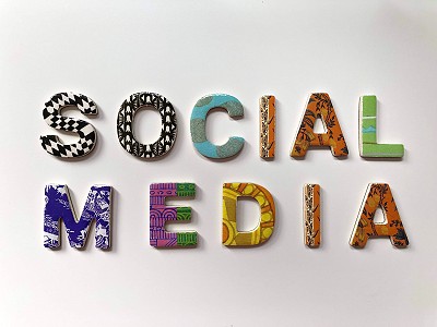 Le mot social media écrit en lettres de différentes couleurs