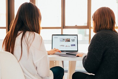 Deux femmes qui travaillent ensemble