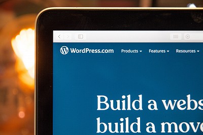 Ordinateur ouvert sur un site internet WordPress